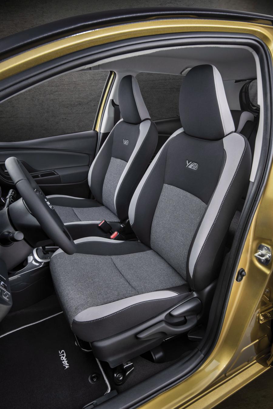 Интерьер Toyota Yaris Hybrid Y20 2018 года  (EU) (фото 4 из 5)